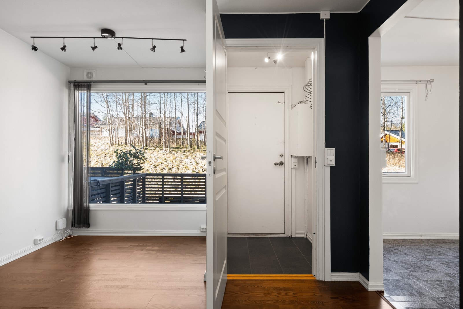 Praktisk entré med plass til yttertøy og sko. Galleribilde