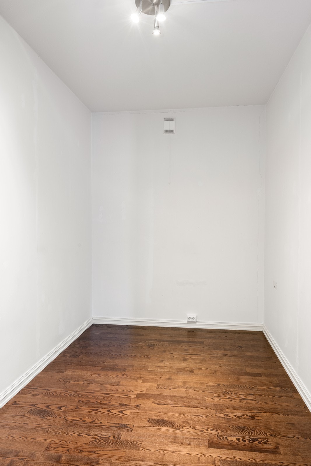 Den andre sovealkoven er holdt i lyse farger og egner seg godt som gjesterom eller kontor. Galleribilde