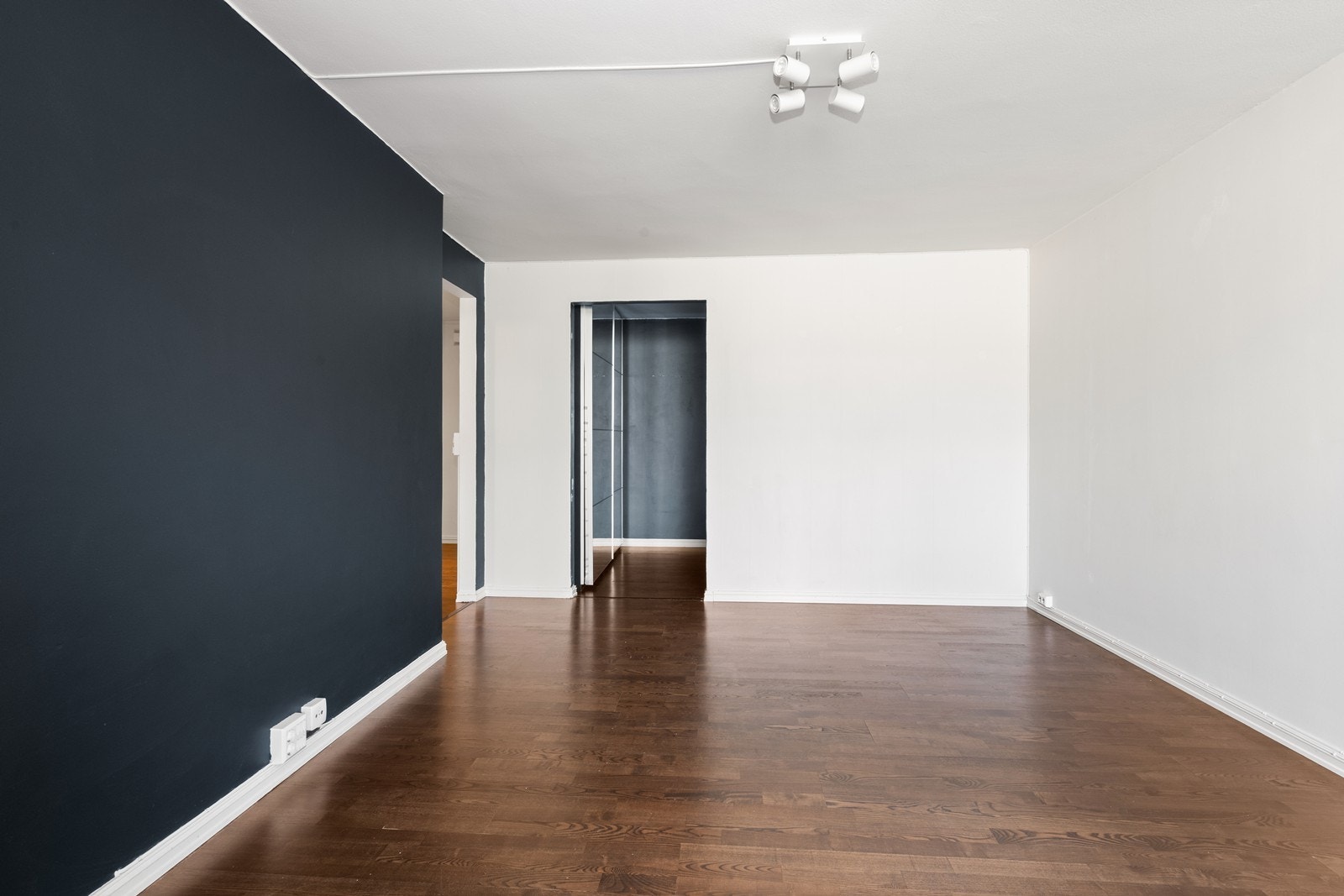 Stuen har en åpen løsning som leder videre inn mot leilighetens to sovealkover. Galleribilde