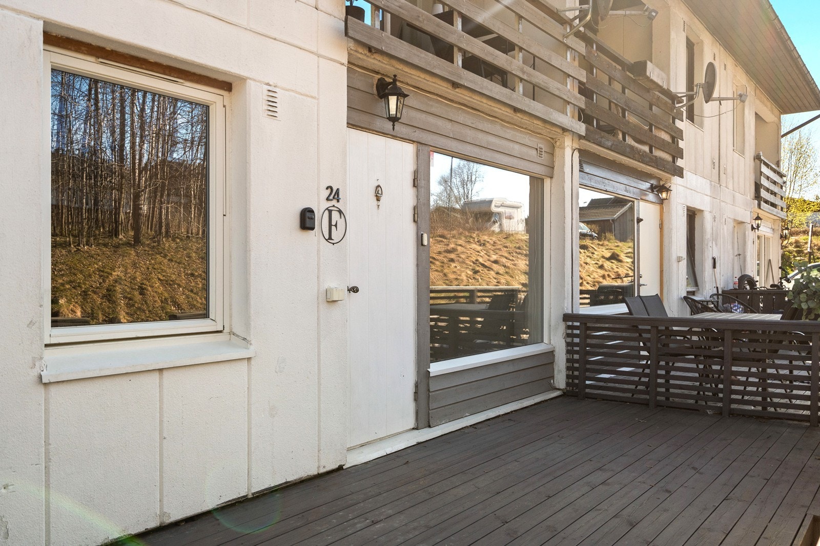 Felles, gruset biloppstillingsplass ved adkomsten. Galleribilde