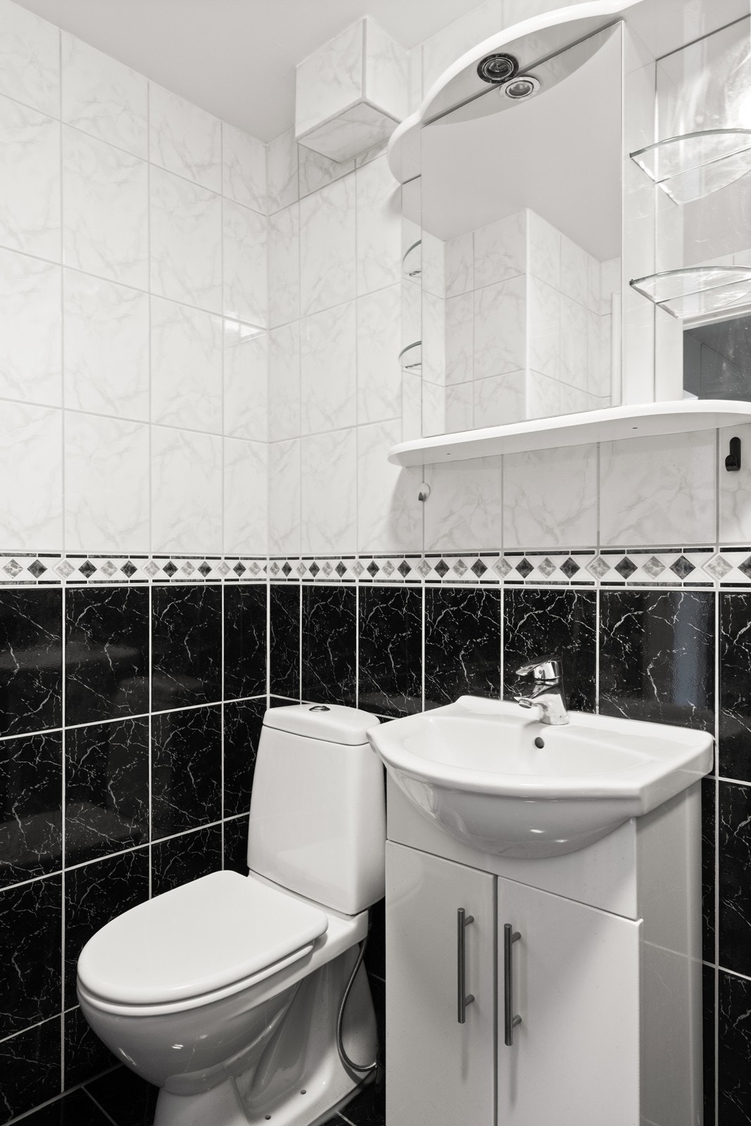 Badet ble pusset opp i 2013 med fliser på gulv og vegger. Galleribilde