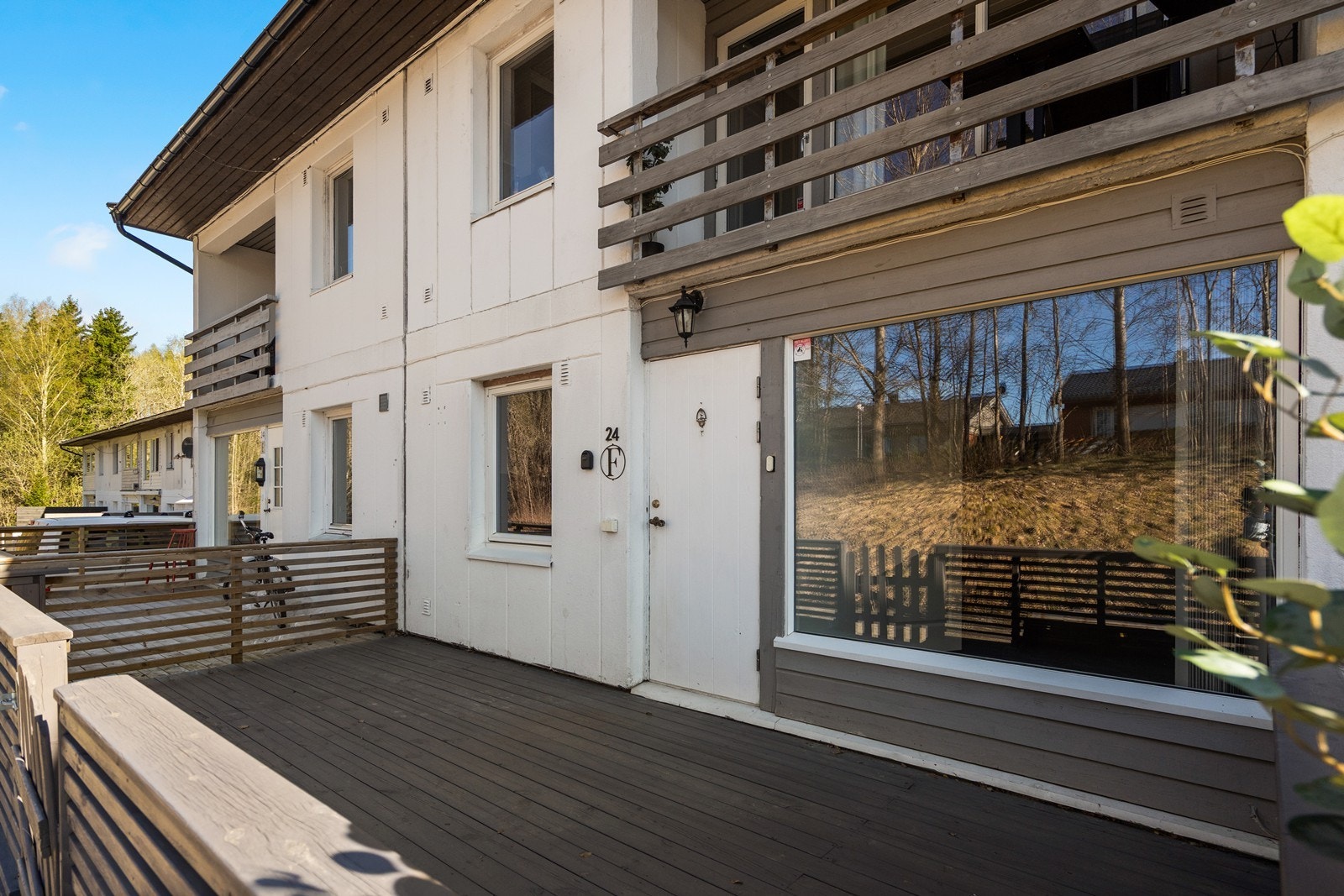 En romslig terrasse på 23 m² utvider stuen og ble bygget i 2020 og beiset i 2025. Galleribilde