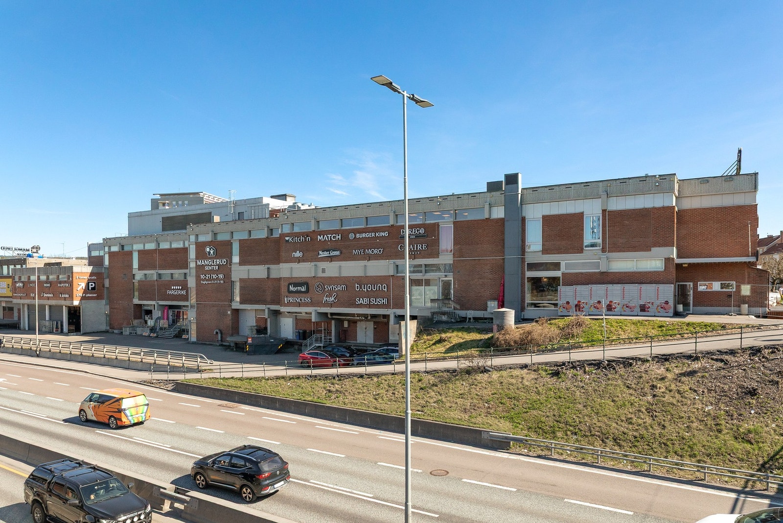Nærområdet har et godt utvalg av servicetilbud, inkludert treningssenter og dagligvarebutikker, blant annet på Manglerud senter. Galleribilde