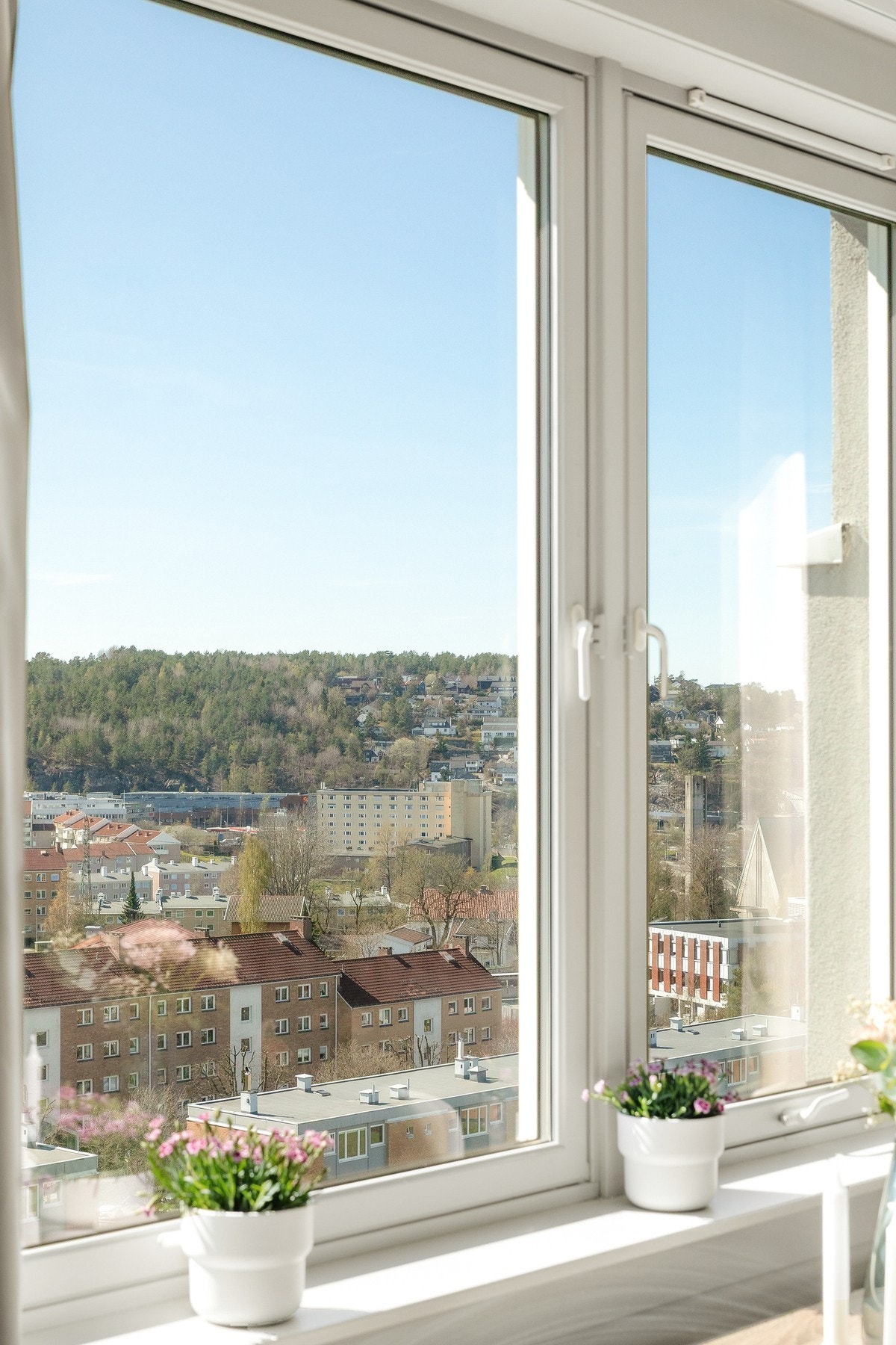 Fra leiligheten har du også en hyggelig utsikt, som gir rommet en ekstra kvalitet i hverdagen. Galleribilde