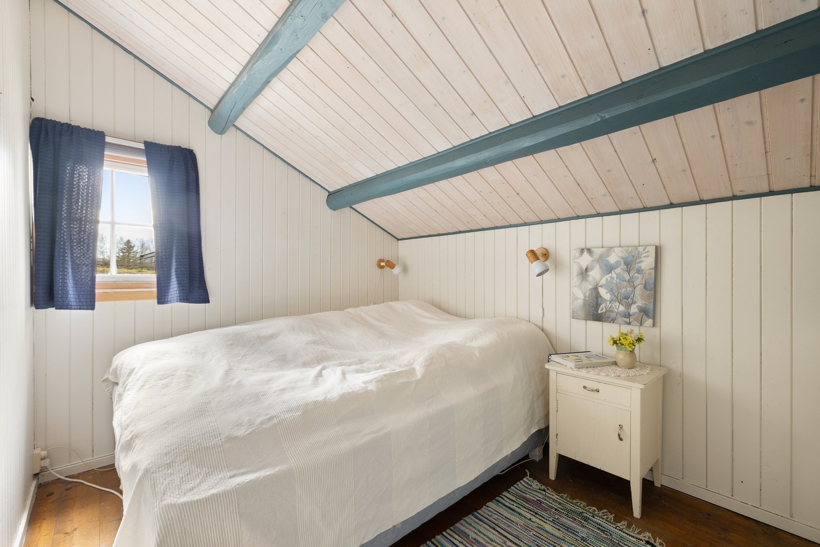 Soverom med heltre gulv av furu. Galleribilde