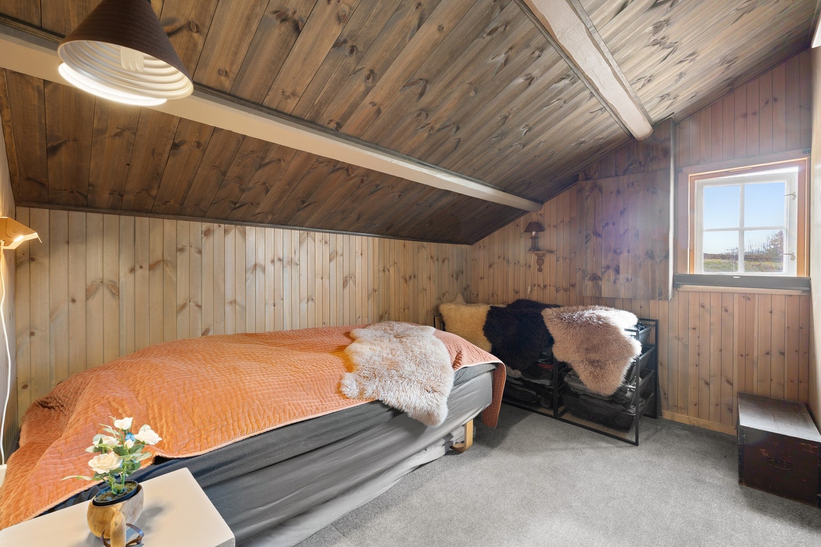 Soverom med gulv belagt med teppe. Galleribilde