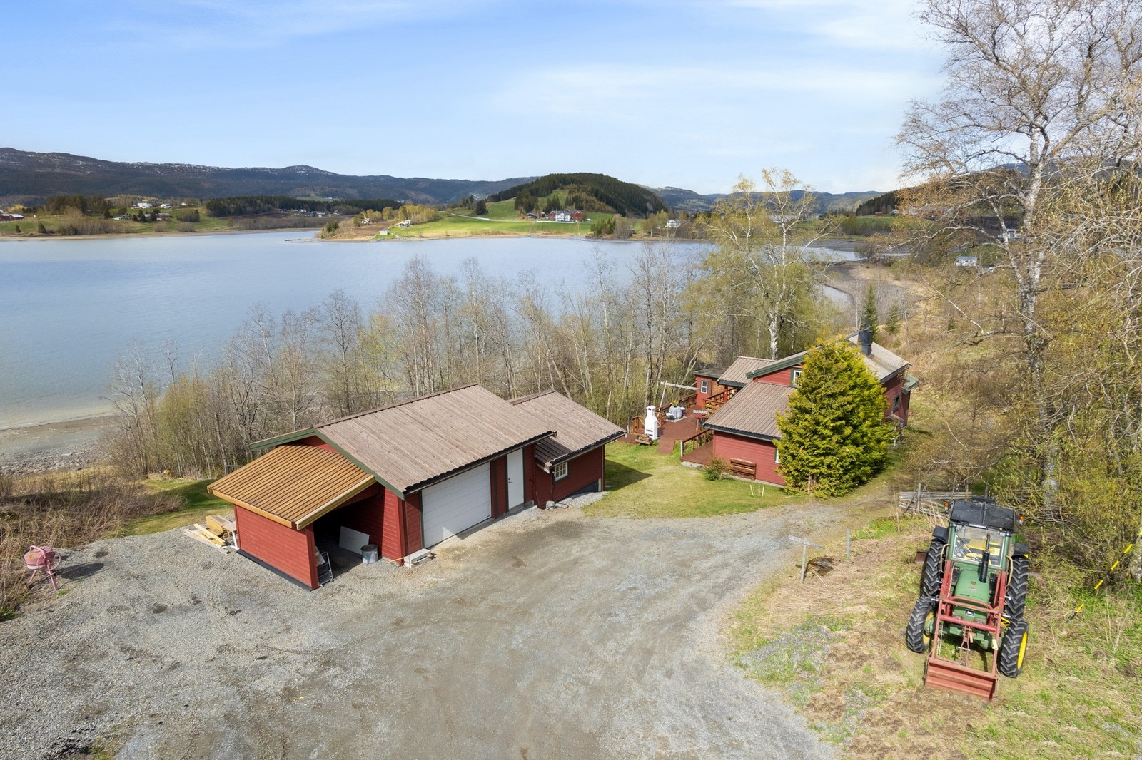 Gode parkeringsmuligheter på tomt og i garasje. Galleribilde