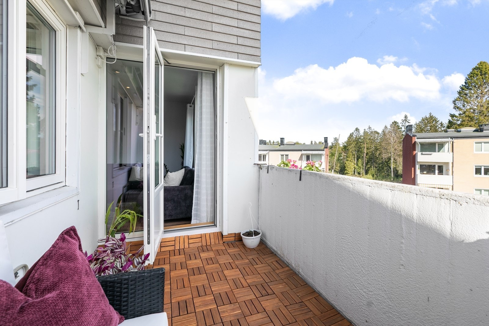 Balkongen er en privat og skjermet uteplass med adkomst fra stuen. Galleribilde