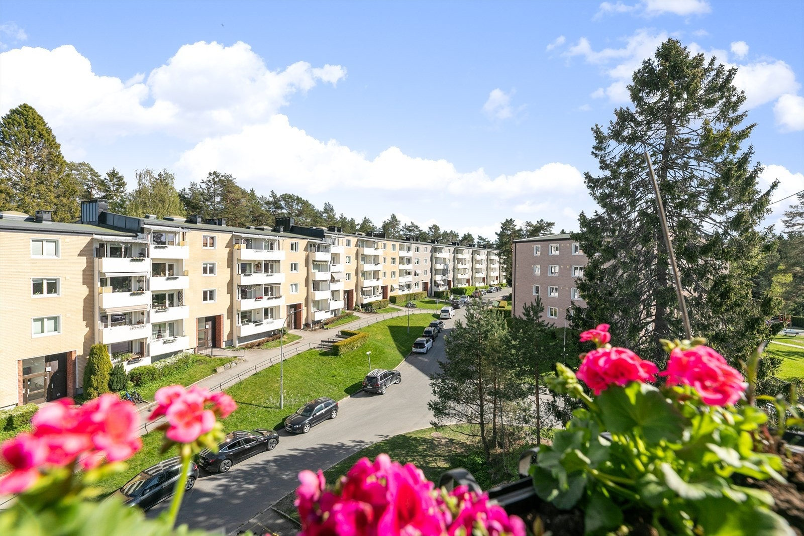 Fra balkongen er det utsikt over borettslagets rolige og grønne fellesområder. Galleribilde