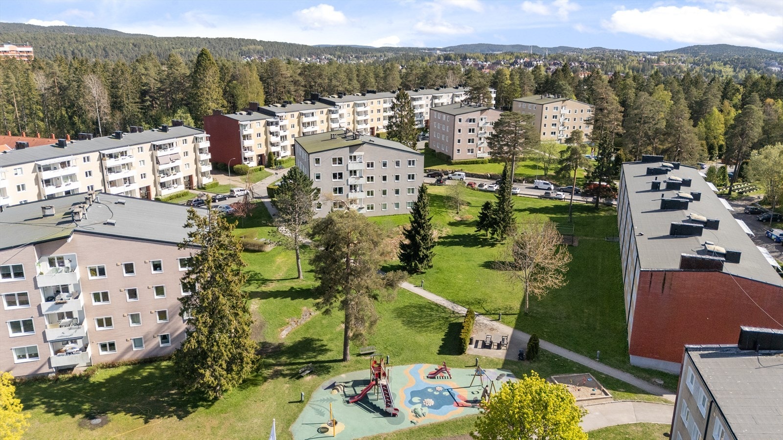 Borettslaget har velholdte fellesarealer med blant annet lekeplass. Galleribilde
