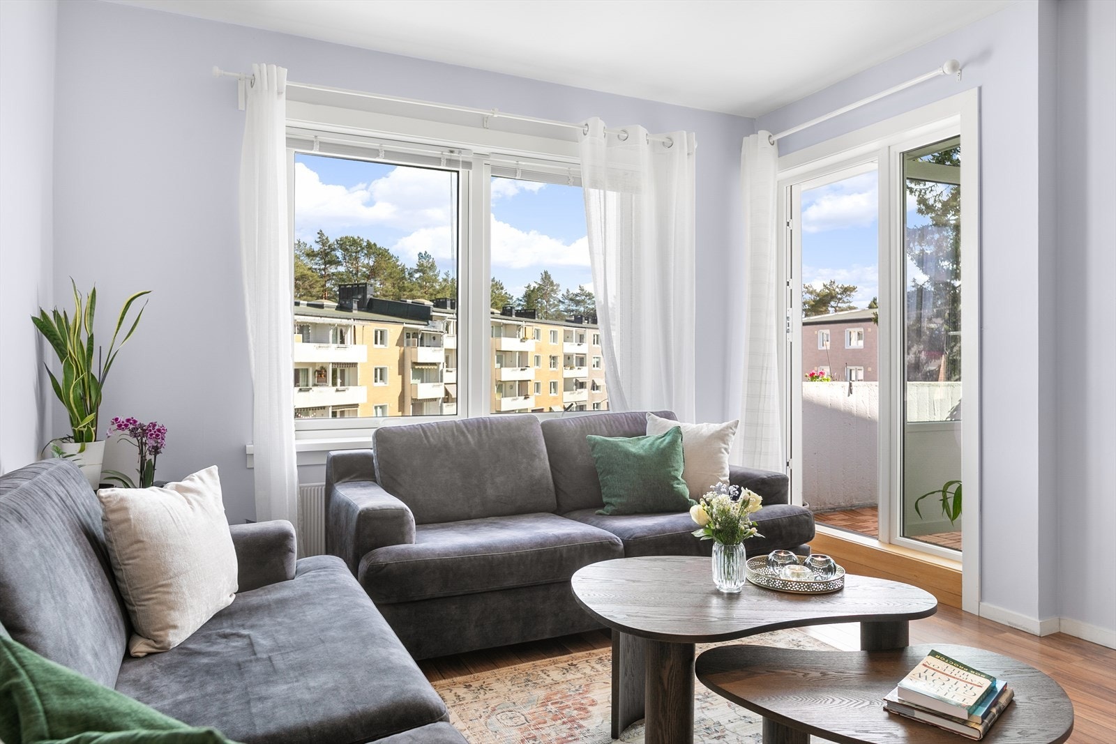 Store vindusflater og balkongdør med isolerglass slipper inn rikelig med dagslys. Galleribilde