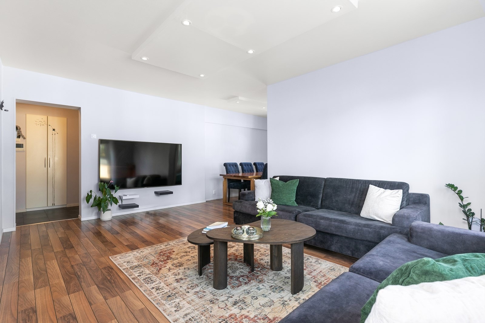Gulvet i stuen og på soverommene er belagt med laminat. Galleribilde