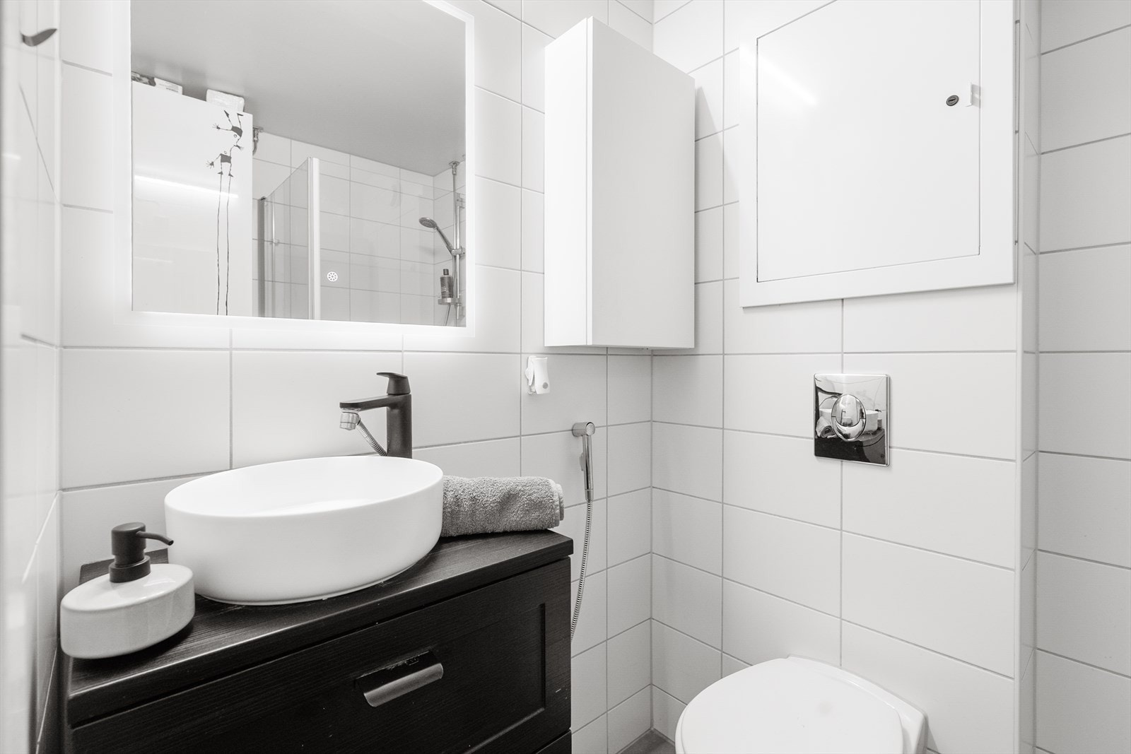 Badet ble oppgradert i 2014 og har vannbåren gulvvarme. Varmtvann og oppvarming er inkludert i fellesutgiftene. Galleribilde