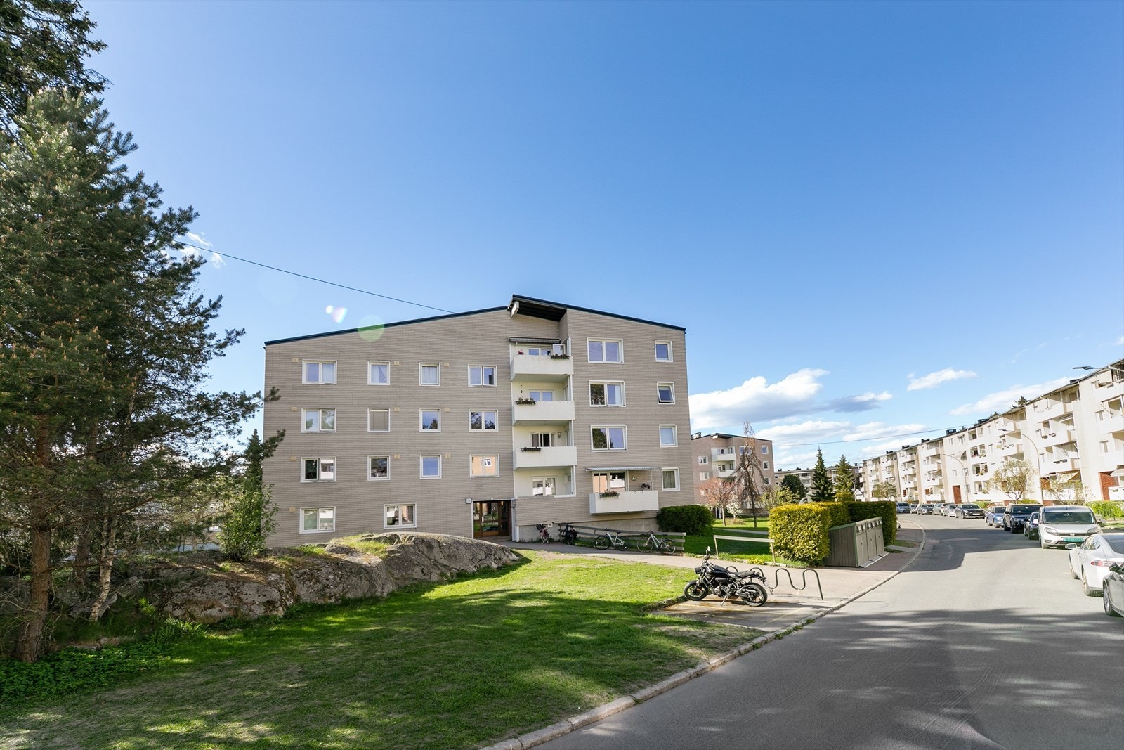 Leiligheten ligger i 4. etasje i en boligblokk fra 1960 i Pynten Borettslag. Galleribilde