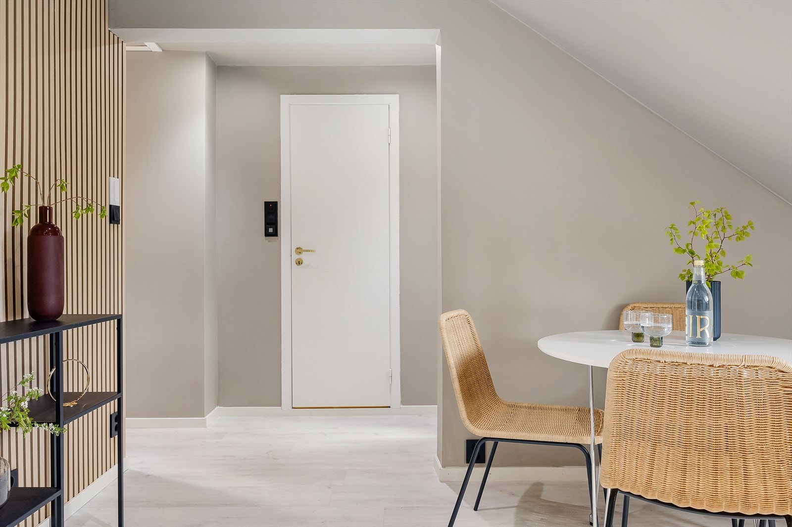 Stuen er målt til 11,8 m² og har plass til både spisegruppe og sofagruppe. Galleribilde