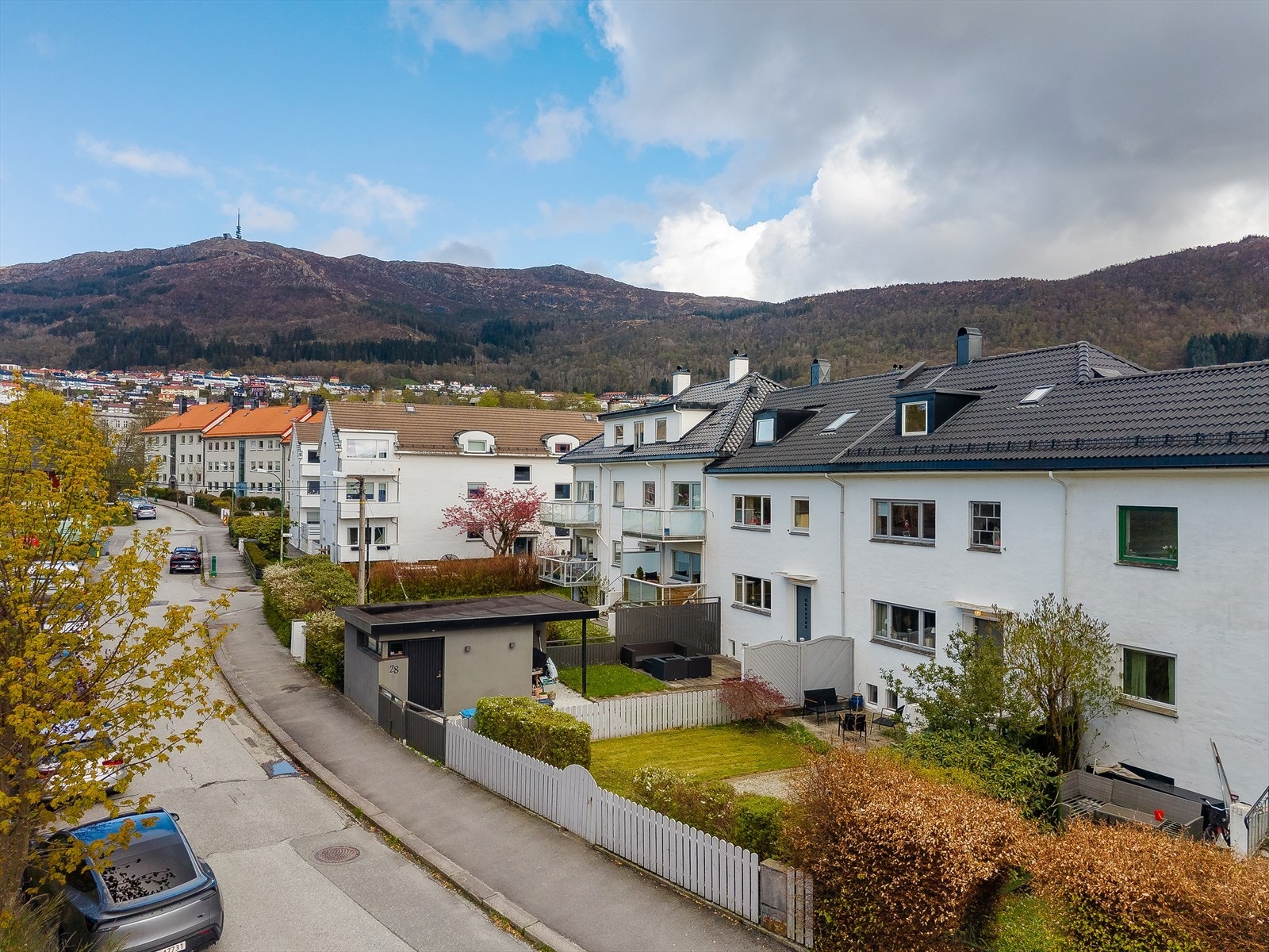 Leiligheten ligger på Minde, rett ved Wergeland - et ideelt område for deg som ønsker en sentral beliggenhet, samtidig som du bor litt utenfor bykjernen. I nærområdet finner du det meste du trenger i hverdagen. Galleribilde