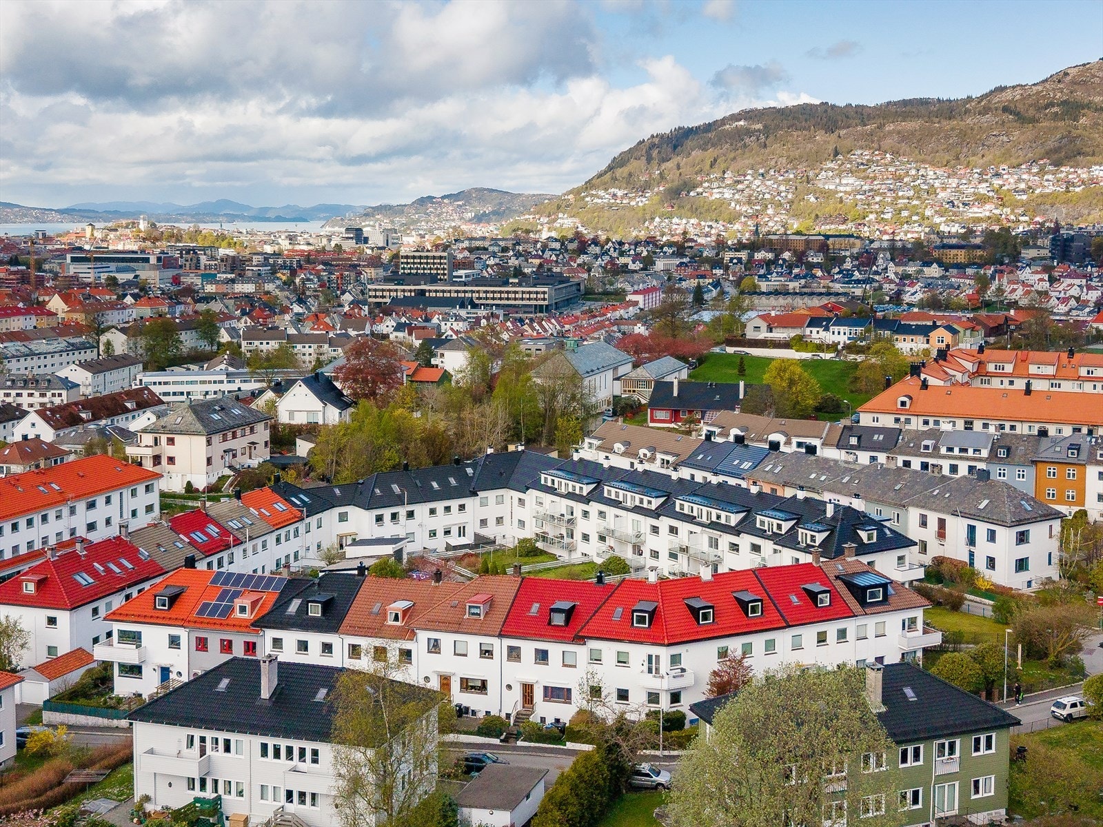 Boligen har god beliggenhet med gang- og sykkelavstand til studiesteder og større arbeidsplasser som Høgskolen, Odontologen, Haukeland universitetssjukehus og Haraldsplass, i tillegg til flere virksomheter på Mindemyren. Galleribilde