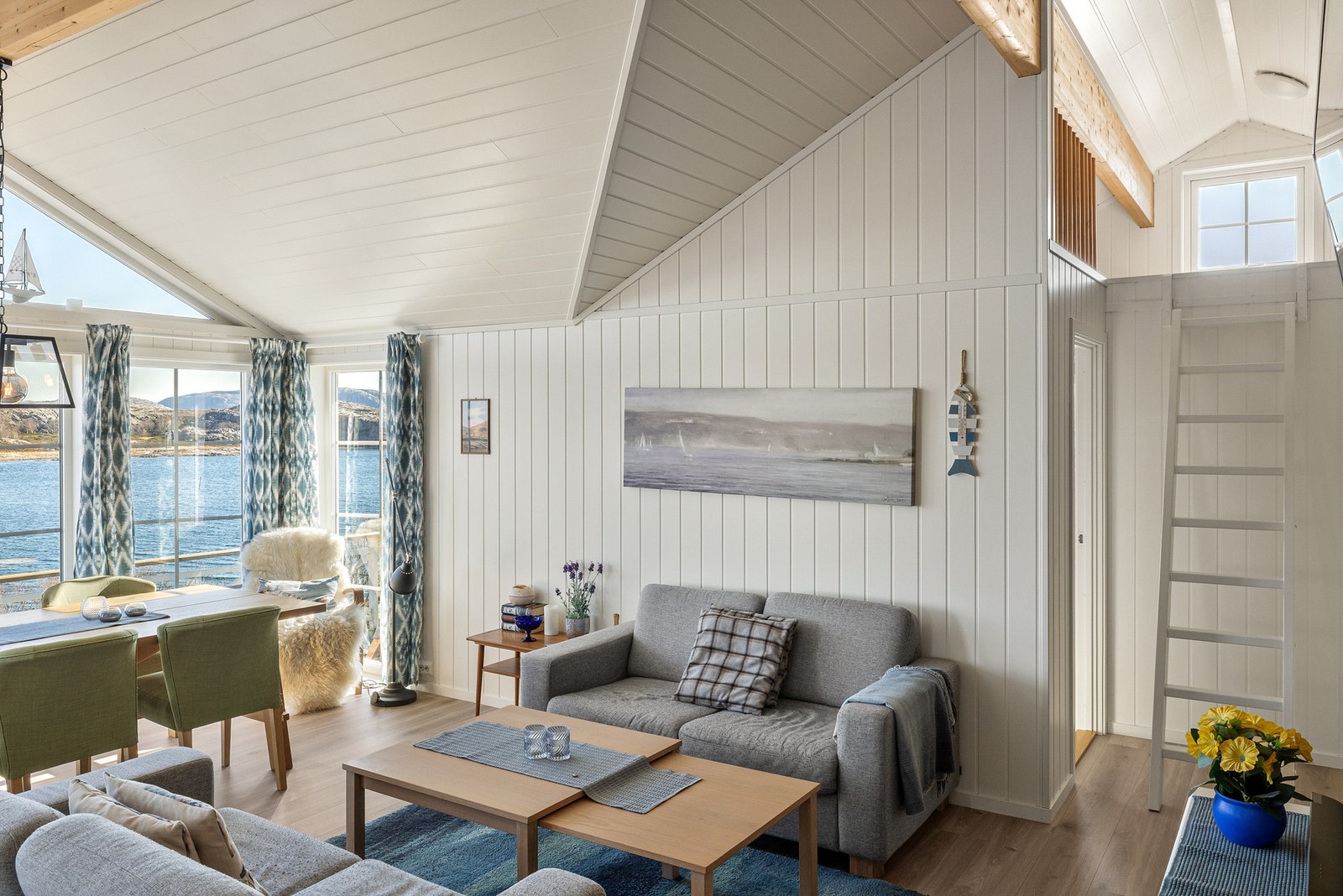 Fin kombinasjon av maritimt uttrykk og lunt hyttepreg Galleribilde