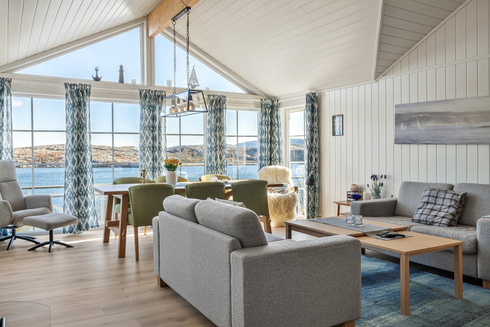 Lys og innbydende stue med panoramautsikt mot Strandasundet Galleribilde