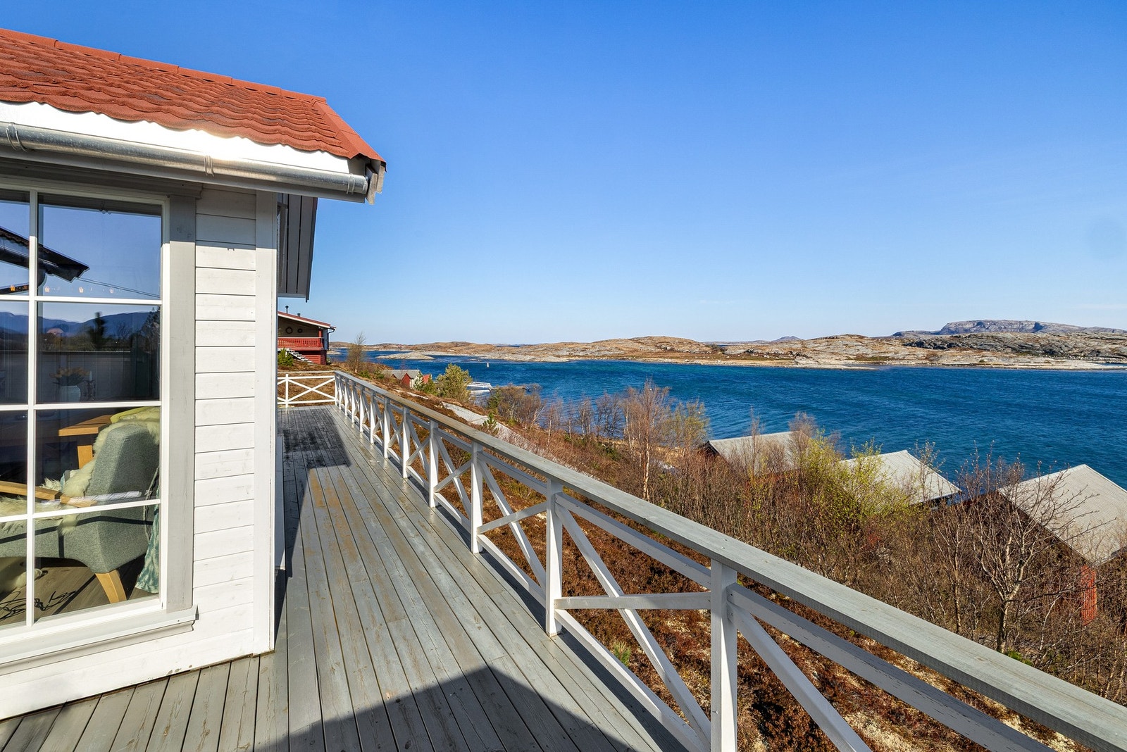 Fine utearealer med terrasse/balkong som strekker seg rundt hytta mot sør, vest og nord Galleribilde