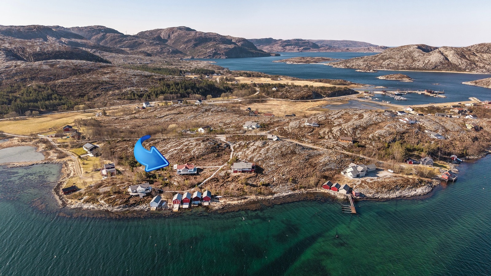Det er ca. 19-20 km til kommunesenteret på Lauvsnes. Nærbutikk på Vik ligger kun ca. 5 km unna Galleribilde