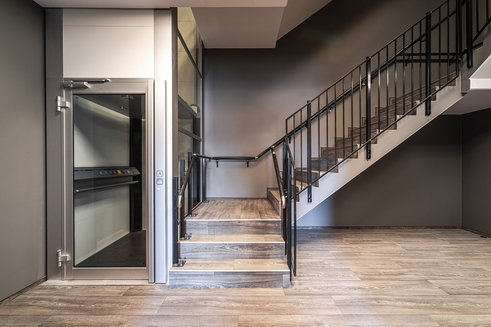 Inngangsparti med lasteplattform. Galleribilde