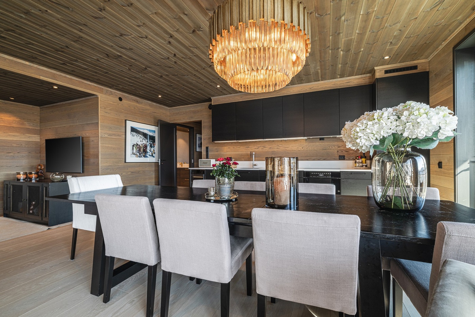 Spiseplassen glir sømløst sammen med det åpne kjøkkenet - lys, elegant og innbydende. Galleribilde
