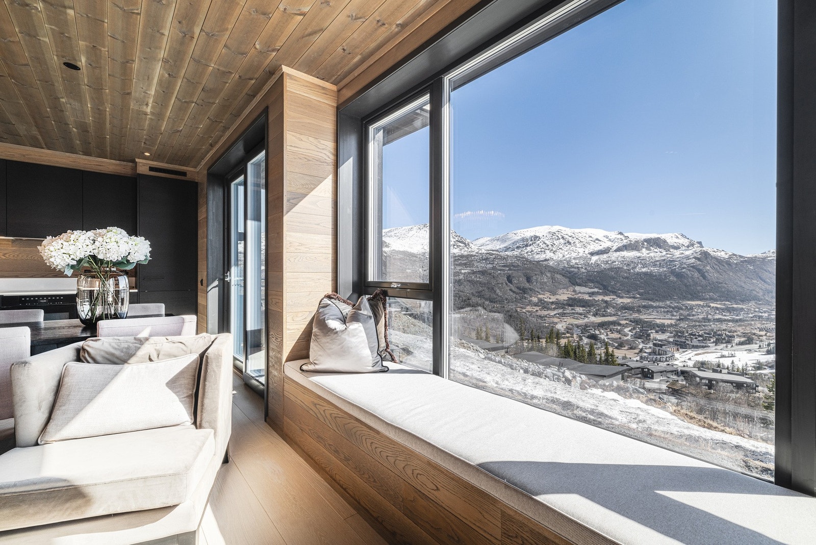 Store vindusflater slipper inn godt med naturlig lys samtidig som det skaper en meget god fjellfølelse og et ønske om bare å tilbringe tid i leiligheten. Galleribilde
