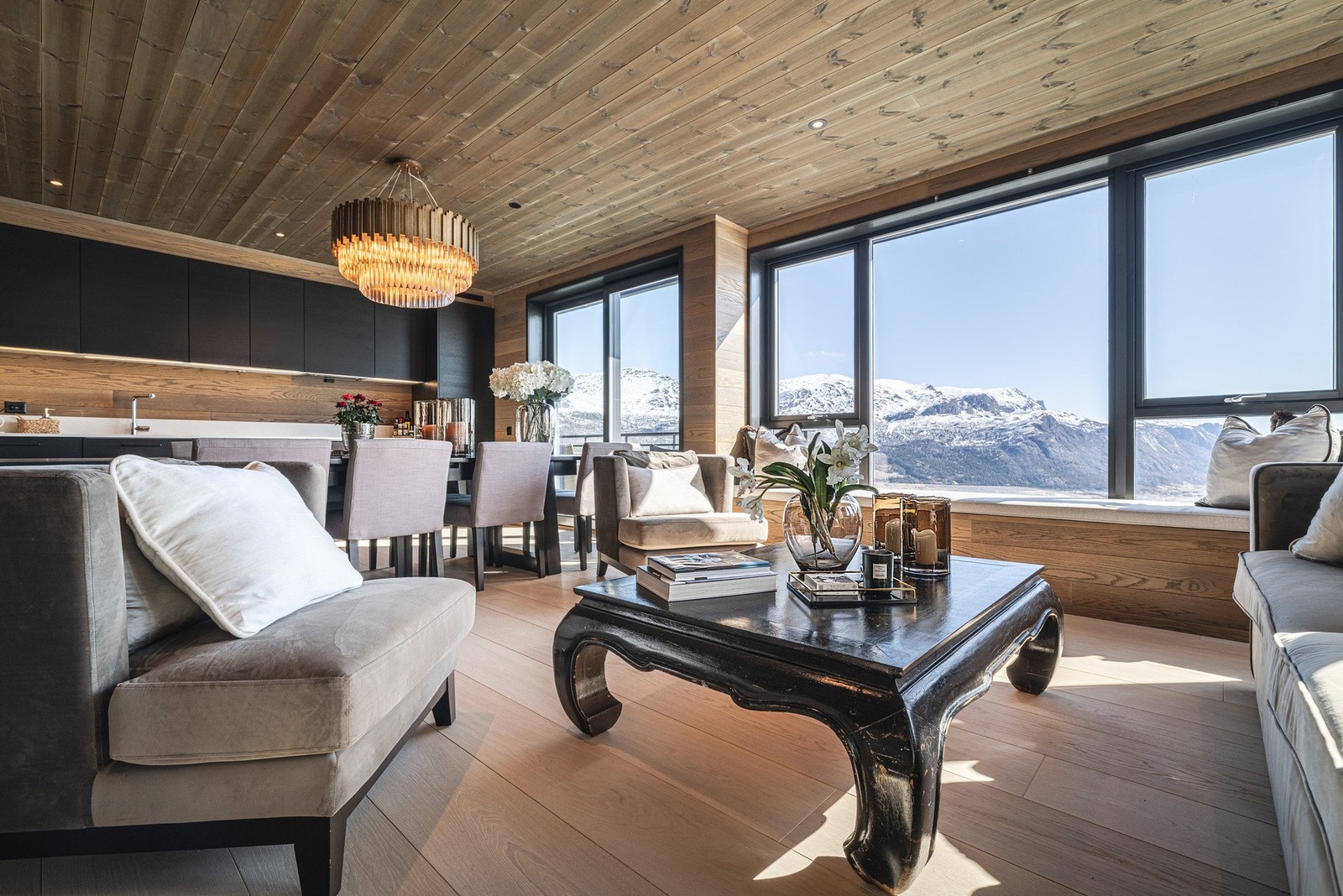Der fjellet møter eleganse - Kombinert med fjellro, komfort og ski inn/ut! Galleribilde