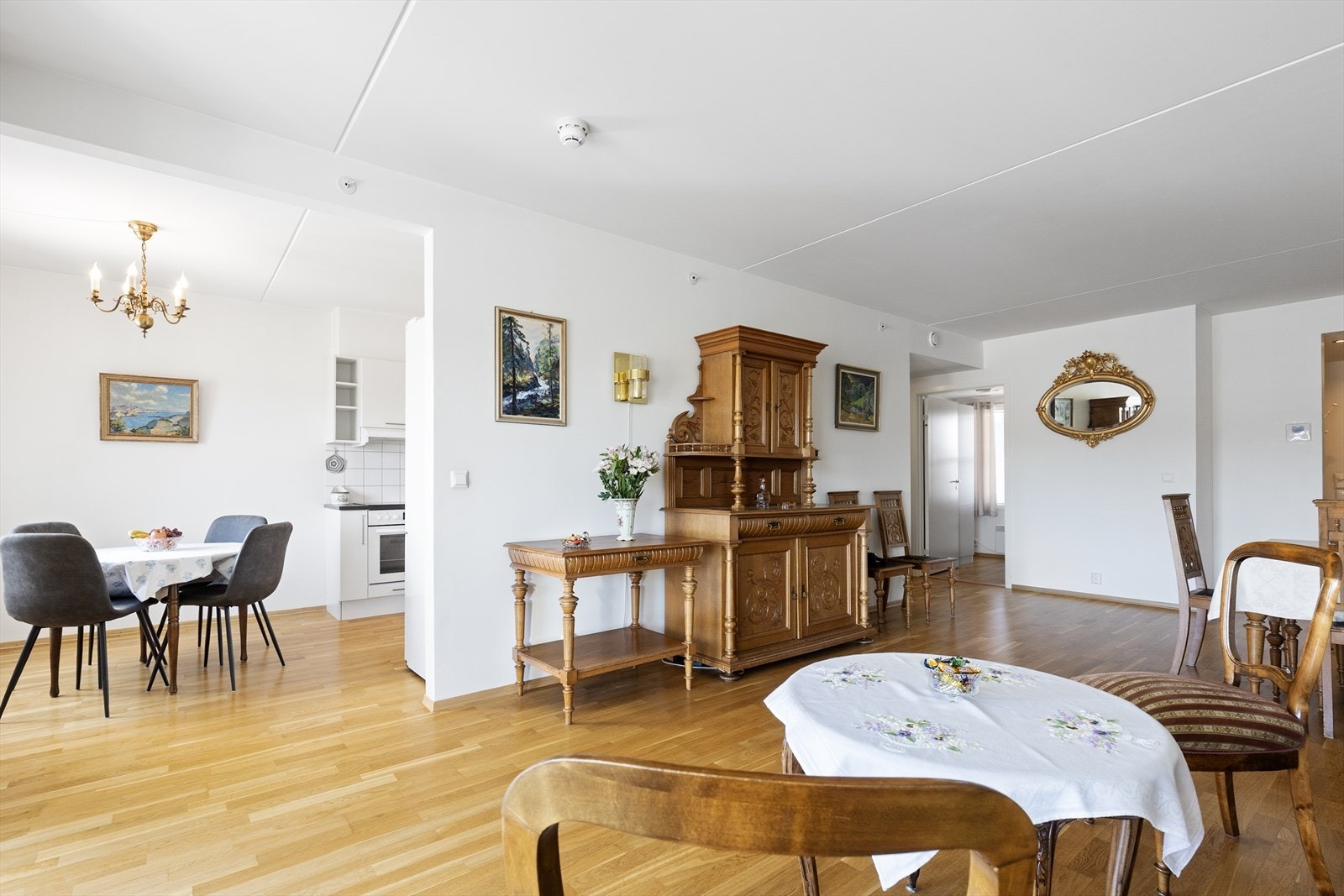 Fra stuen er det en delvis åpen løsning inn mot kjøkkenet, noe som skaper en fin flyt mellom sonene. Galleribilde