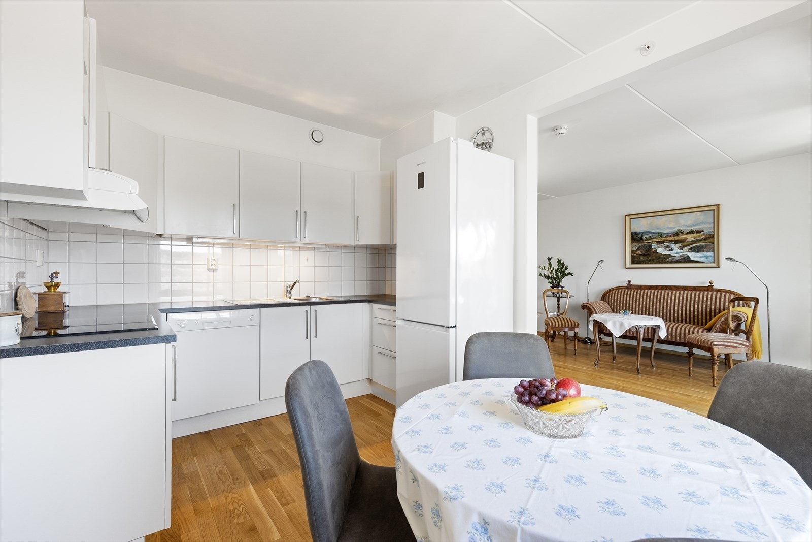Kjøkkeninnredning med slette fronter, laminatbenkeplate og nyere hvitevarer. Galleribilde