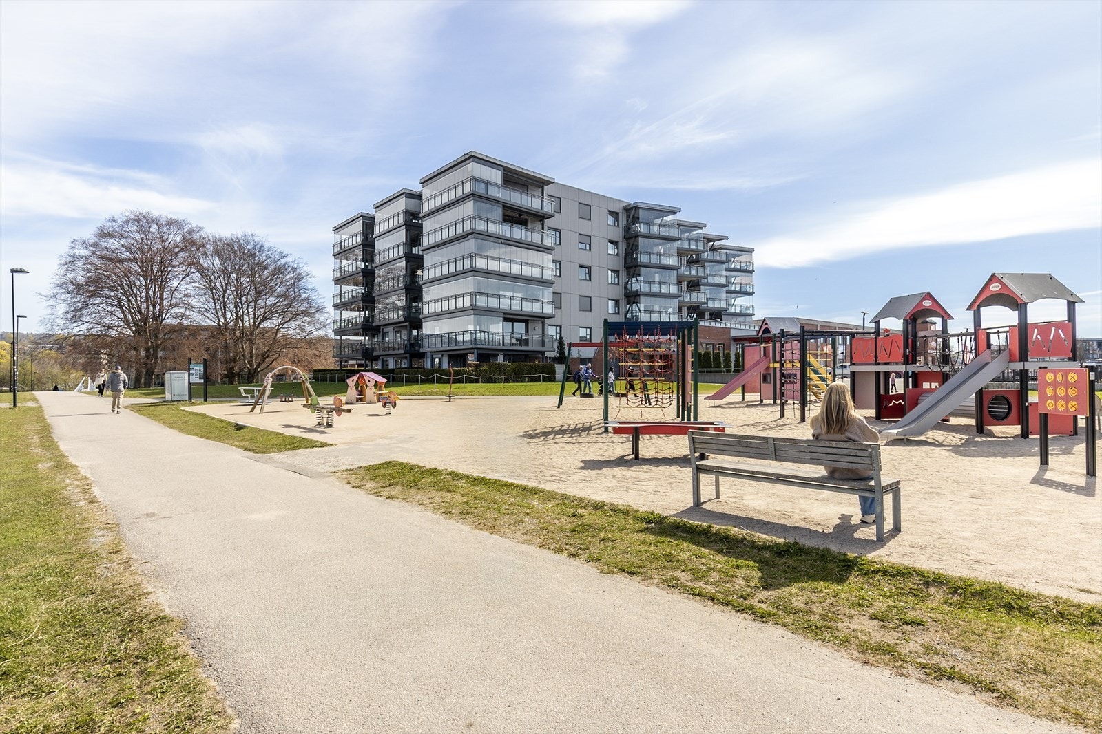 Borettslaget har velholdte fellesarealer med grøntområder og lekeplass. Galleribilde