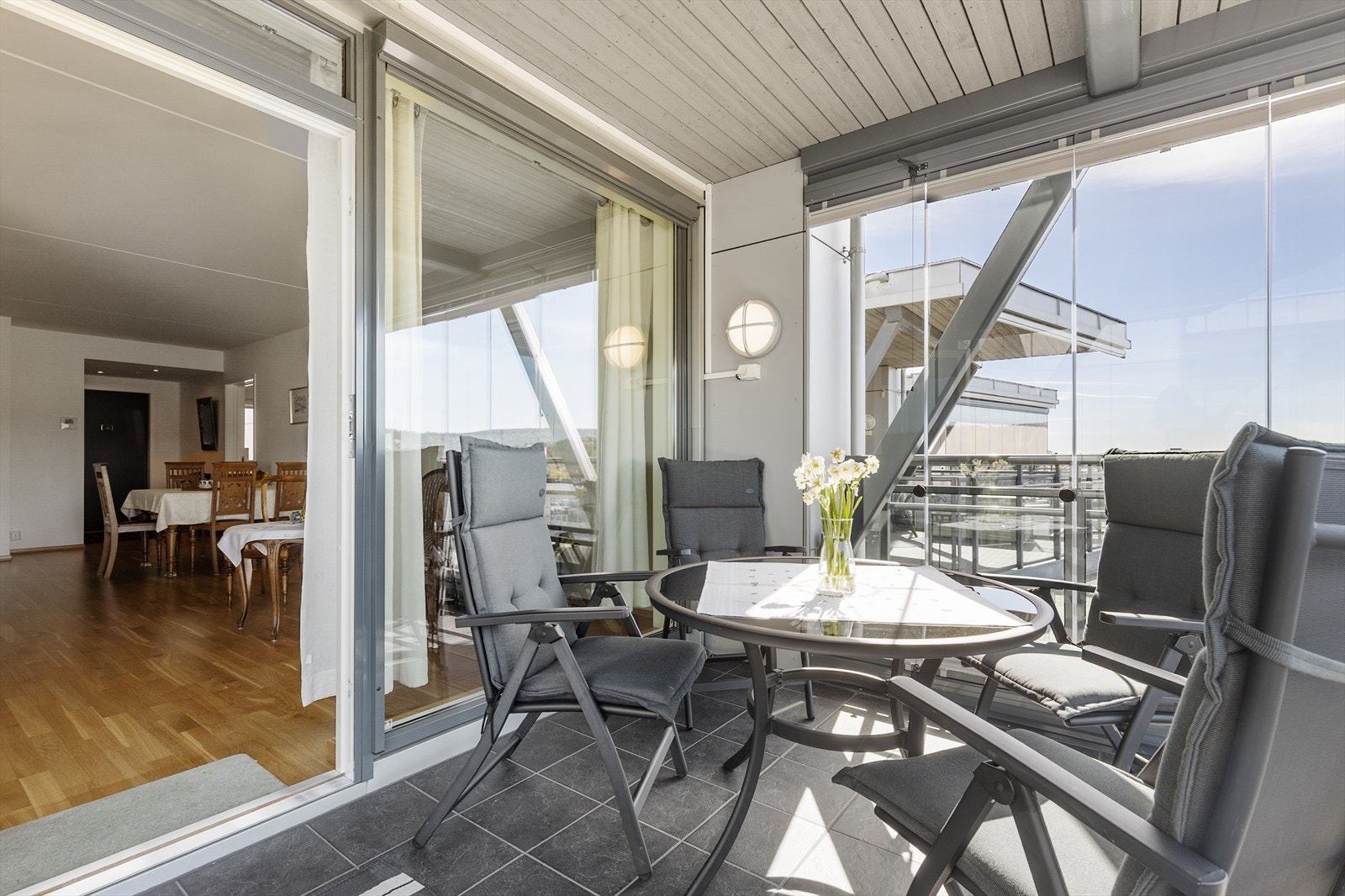 Direkte utgang fra stuen til den romslige, innglassede balkongen. Galleribilde
