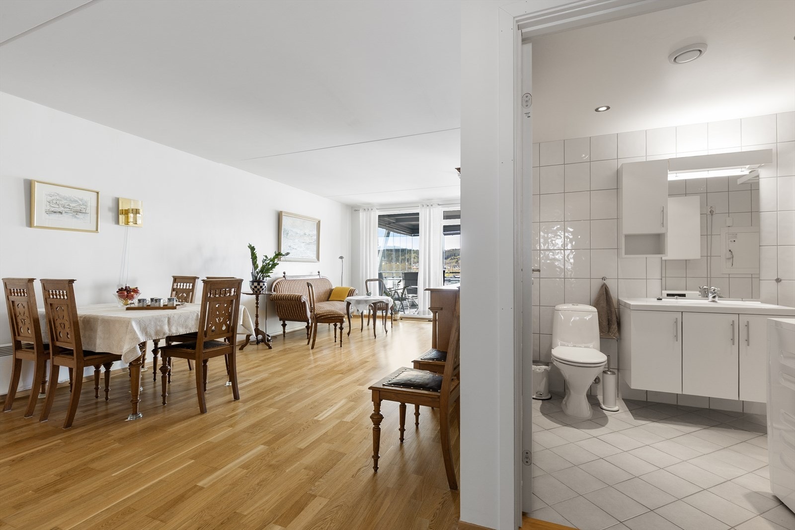 Fra fellesarealene er det enkel adkomst til ett av leilighetens to bad. Galleribilde