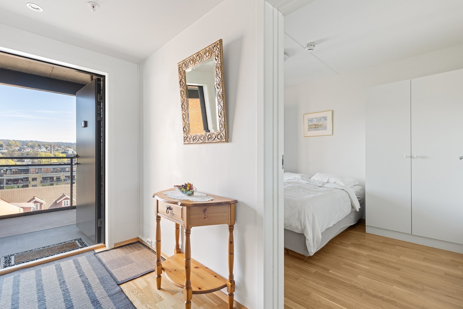 Velkommen inn. Parkettgulvet strekker seg fra entréen og videre inn i leiligheten. Galleribilde