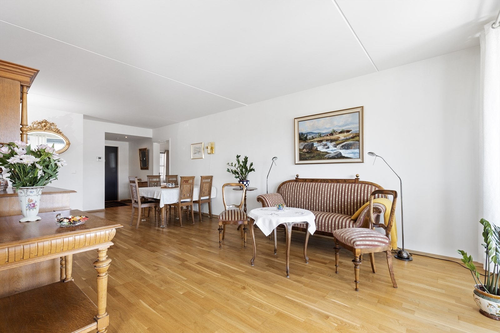 Stuen er romslig og gir god plass til både sofagruppe og en egen spiseplass. Galleribilde