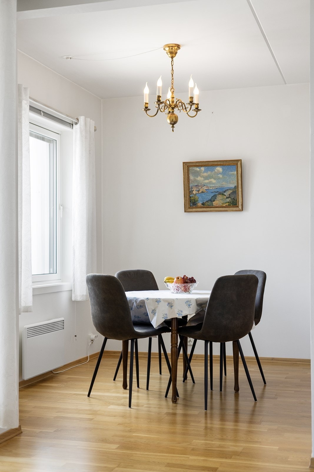 En hyggelig spiseplass i tilknytning til kjøkkenet, perfekt for frokosten. Galleribilde