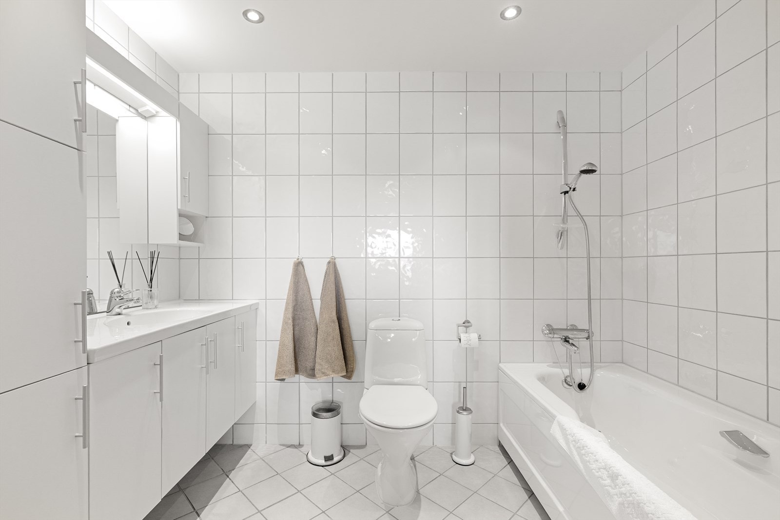 Badet har fliser på gulv og vegger, og er utstyrt med mekanisk ventilasjon. Galleribilde