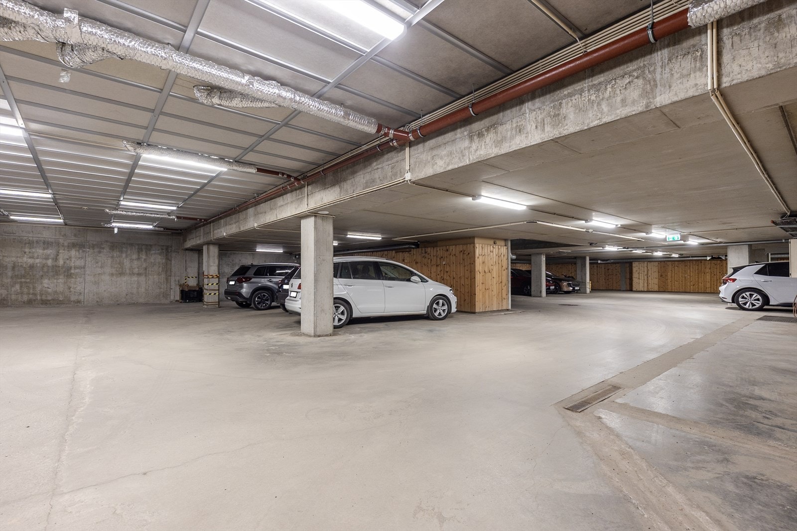 Borettslaget har felles garasjekjeller med heisadkomst direkte opp til etasjene. Galleribilde