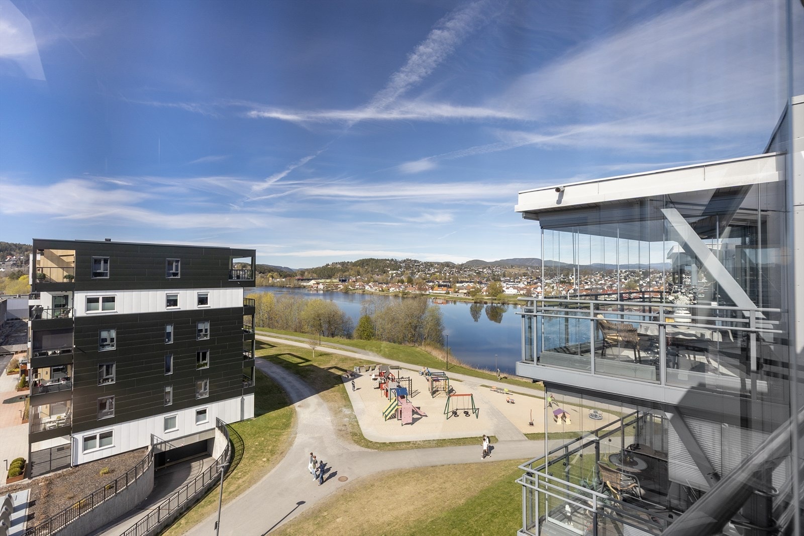 Fra leiligheten ser du ned mot Hjellevannet og de fine turområdene langs vannkanten. Galleribilde