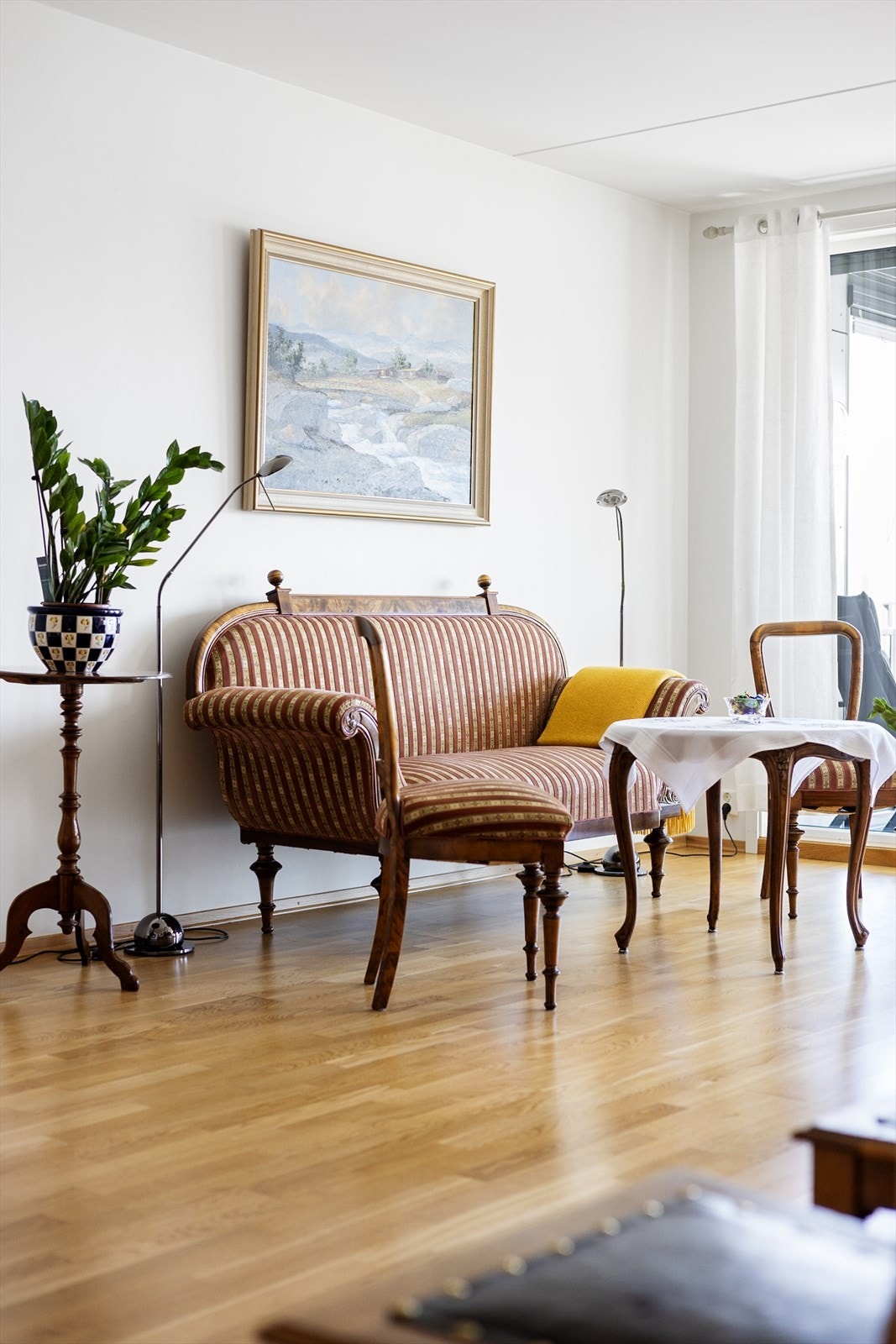 Gjennomgående parkett på gulv og lyse, malte veggflater gir et helhetlig og tidløst preg. Galleribilde