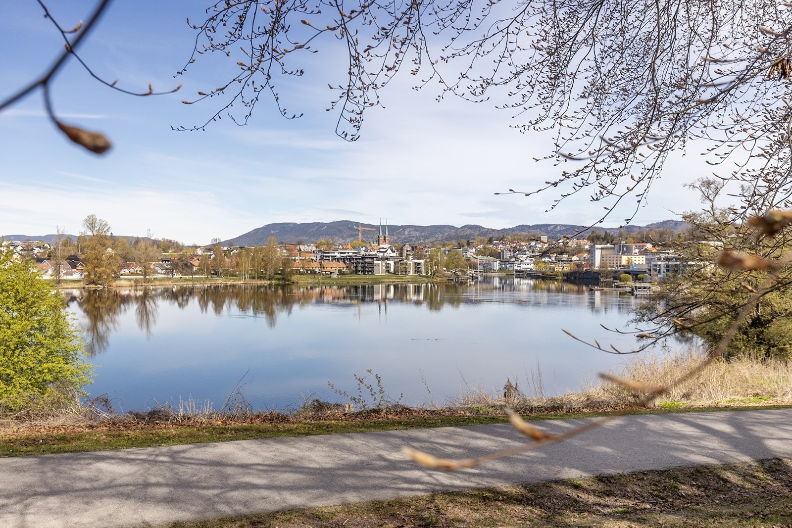 En kort spasertur over gangbroen tar deg til Klosterøya og Skien sentrum. Galleribilde