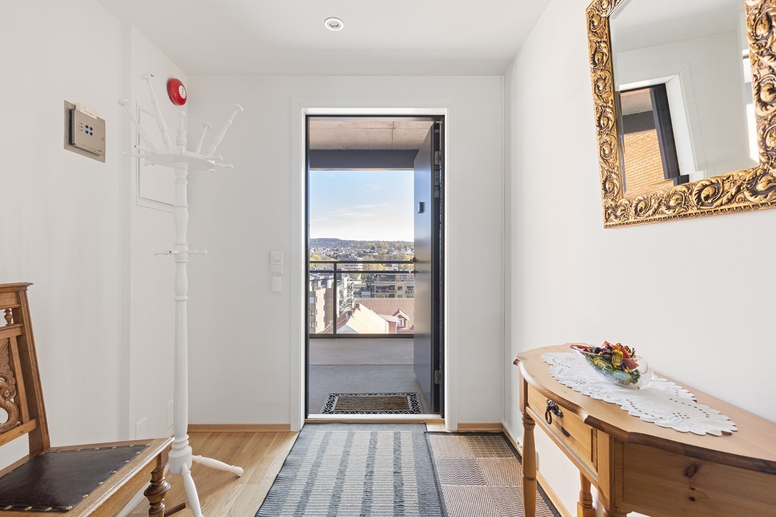 Entré med dørcalling og plass til å henge fra seg yttertøy. Galleribilde