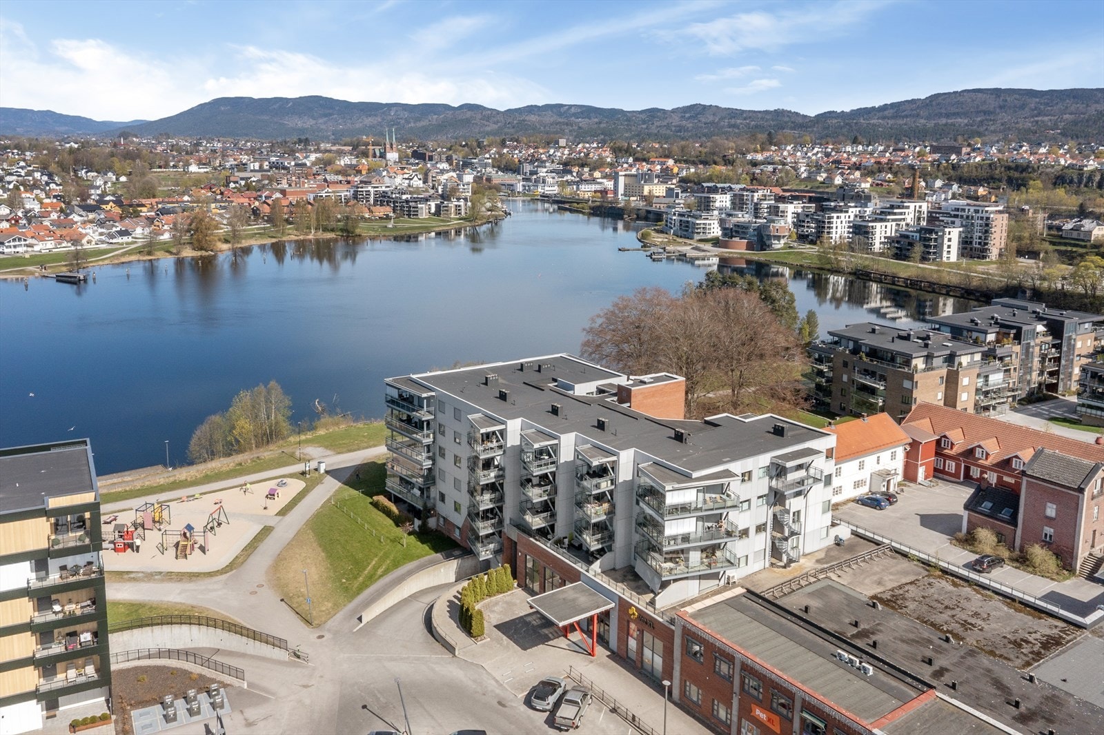 Leiligheten ligger i et etablert boligområde ved Hjellevannet. Galleribilde