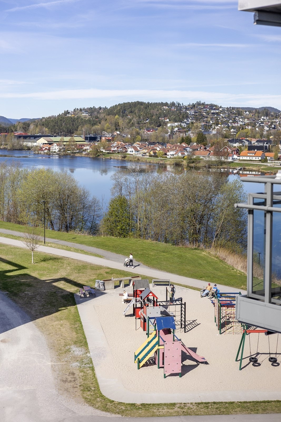 Rett utenfor døren finner du lekeplass og fine turstier. Galleribilde