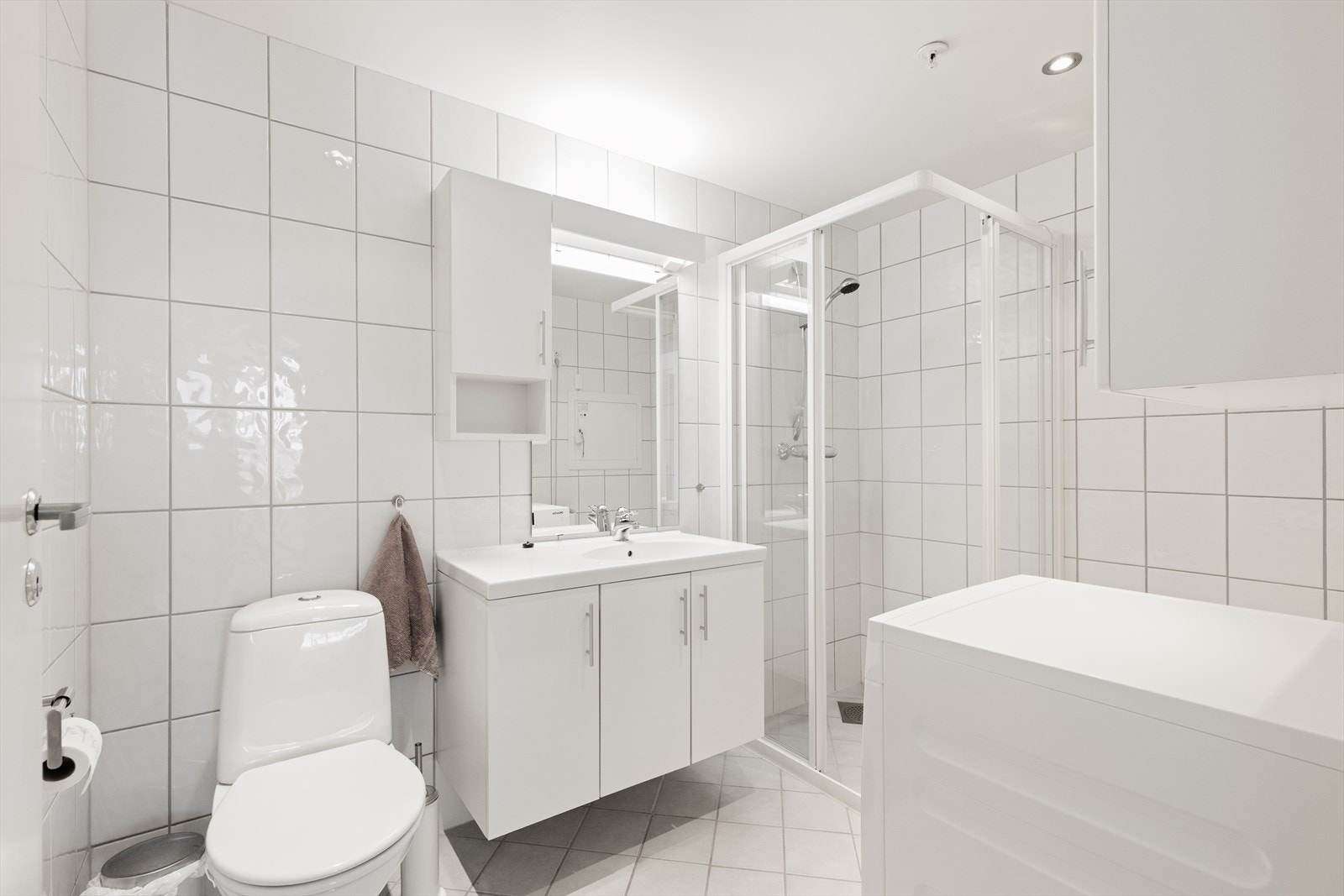 Det andre badet fungerer også som vaskerom, med dusjnisje og opplegg for vaskemaskin. Galleribilde