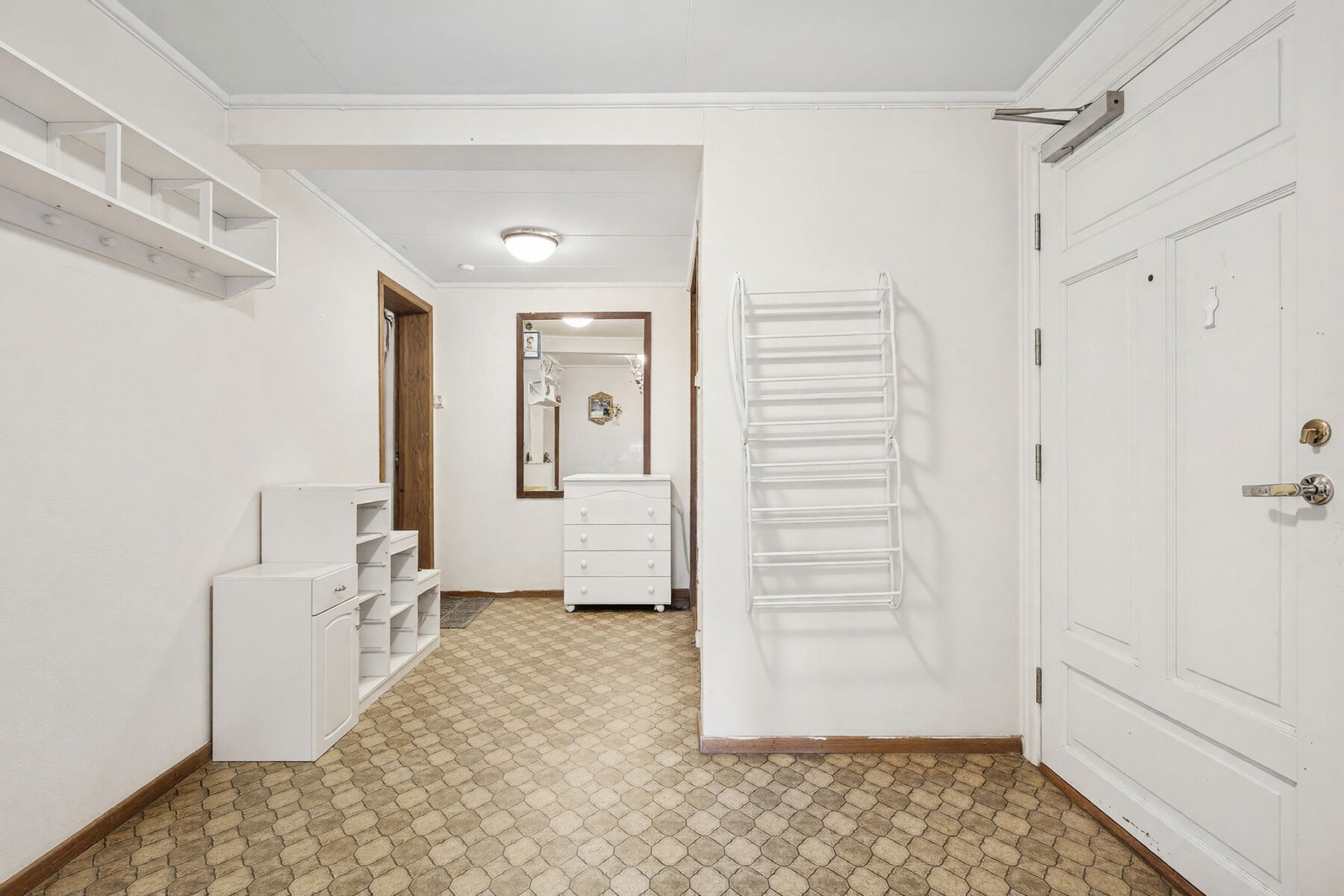 Velkommen inn - lys entré med fin plass til å hensette sko og yttertøy. Galleribilde