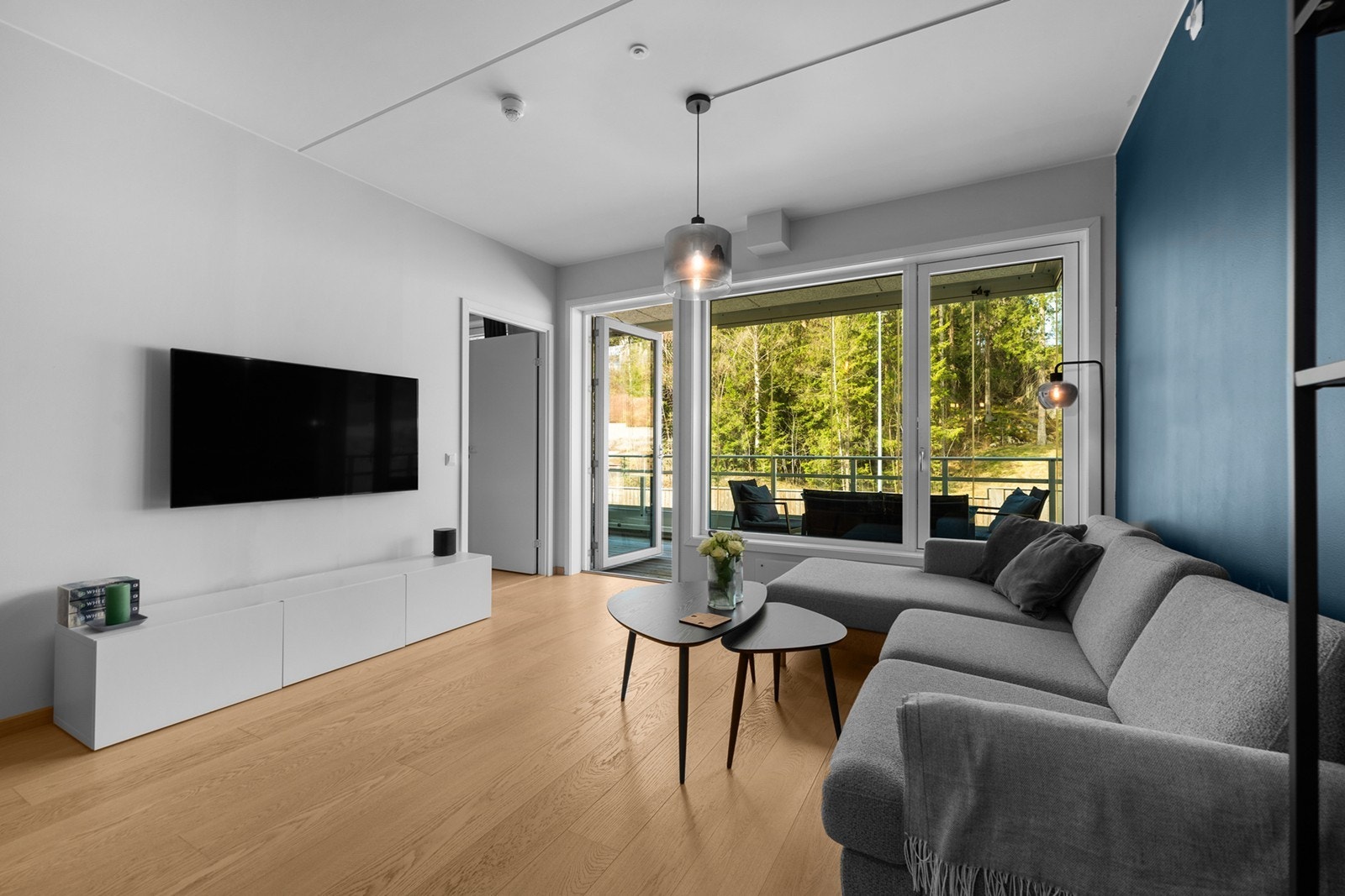 Fra stuen er det utgang til en innglasset balkong på ca. 10 m², som fungerer som en forlengelse av oppholdsrommet på varme dager. Galleribilde