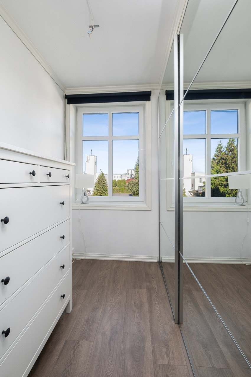 Walk-in garderobe/bod med skyvedørsgarderobe. Galleribilde