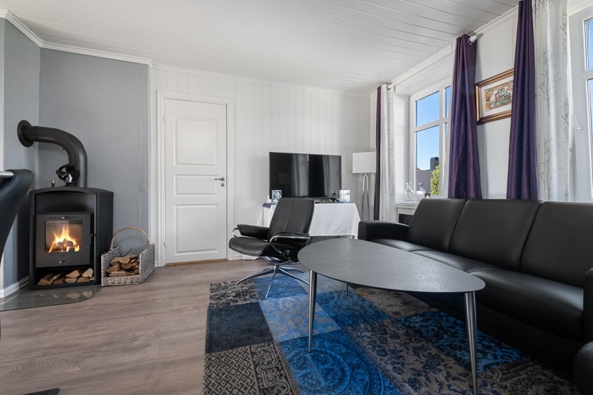 Stue utstyrt med peisovn. Galleribilde